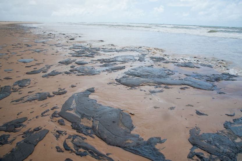Consumidor pode remarcar viagem a praias atingidas por mancha de óleo
