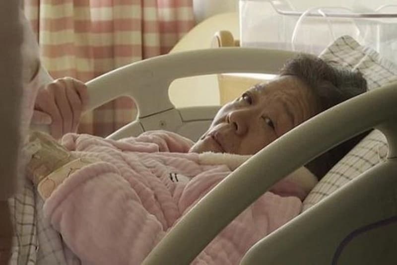 Mulher de 67 anos dá à luz menina após concepção natural 