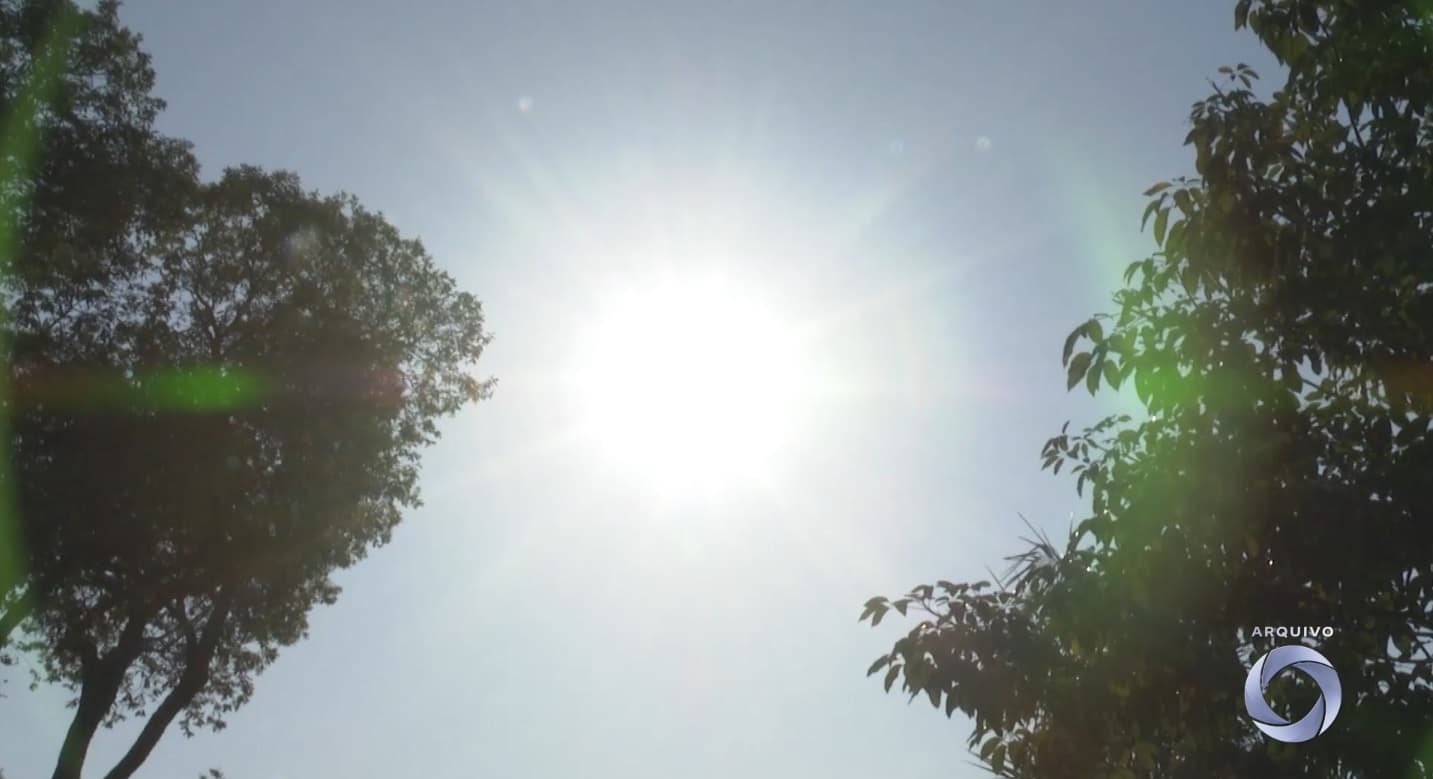 Hidratação e uso de protetor solar são indispensáveis em dias de calor intenso