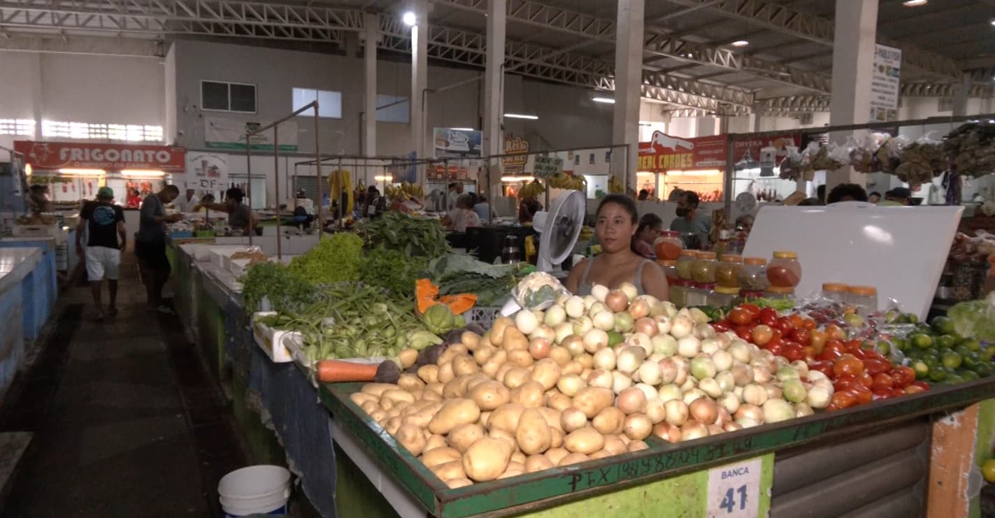 Alimentos como carne, ovos, tomate e batata ficaram mais baratos no último mês
