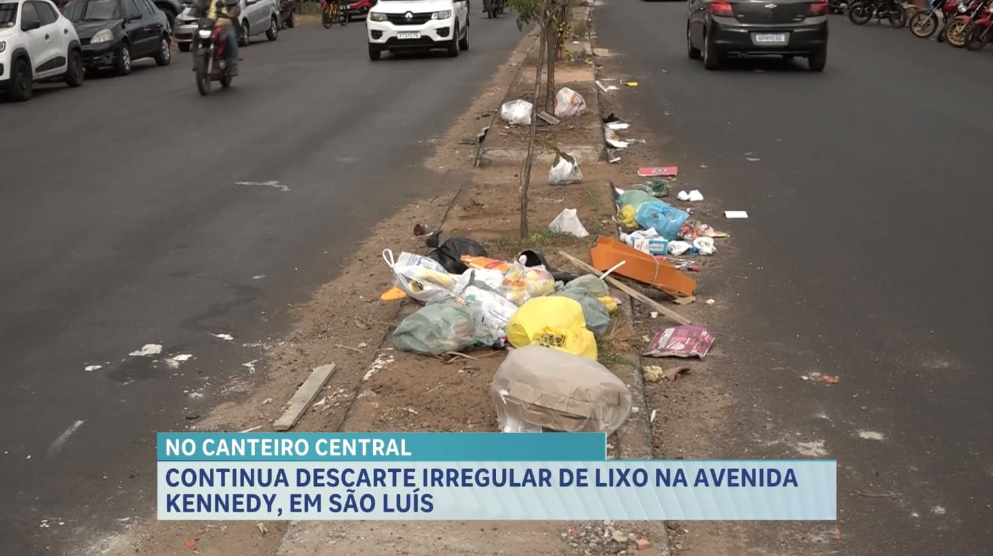 Continua descarte irregular de lixo no canteiro central da Avenida Kennedy, em São Luís 