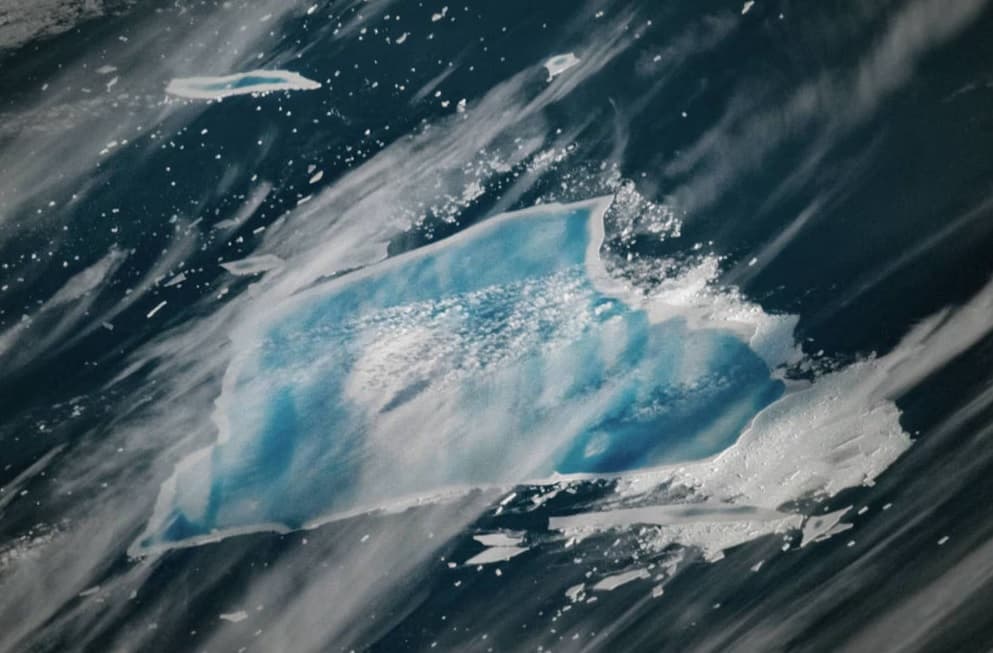 Iceberg histórico entra em fase final de derretimento e revela tons azuis no Atlântico Sul