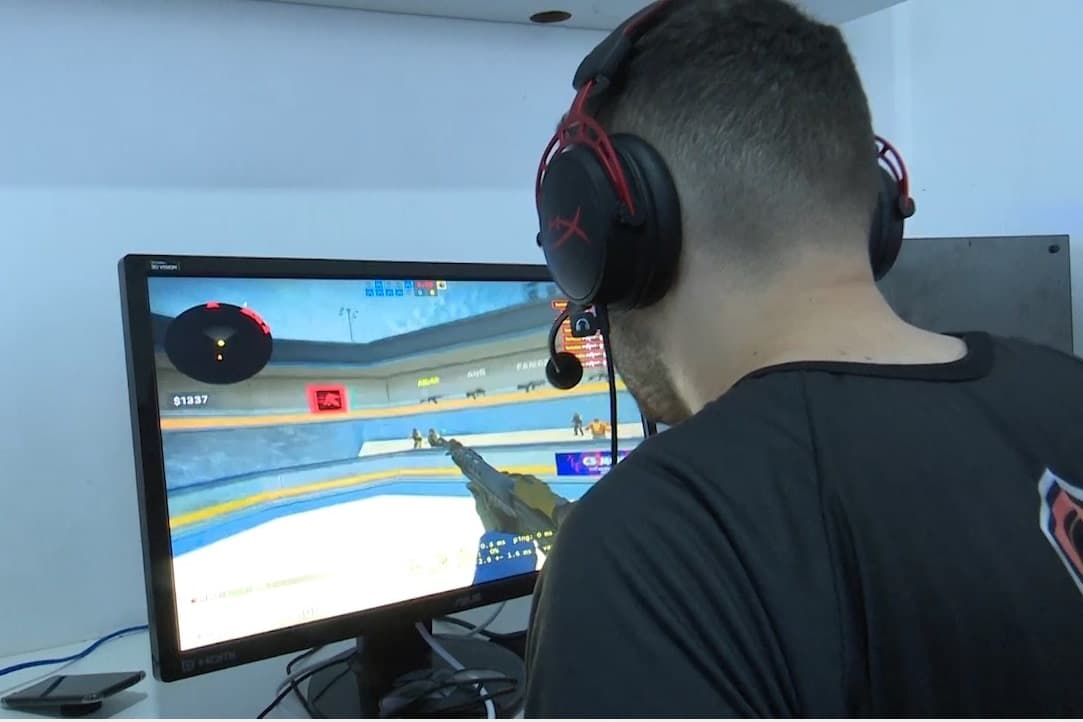 jovem jogando videogame no computador