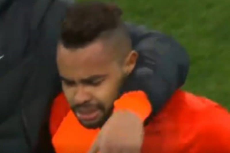 Dentinho e Taison são vítimas de racismo e deixam campo chorando
