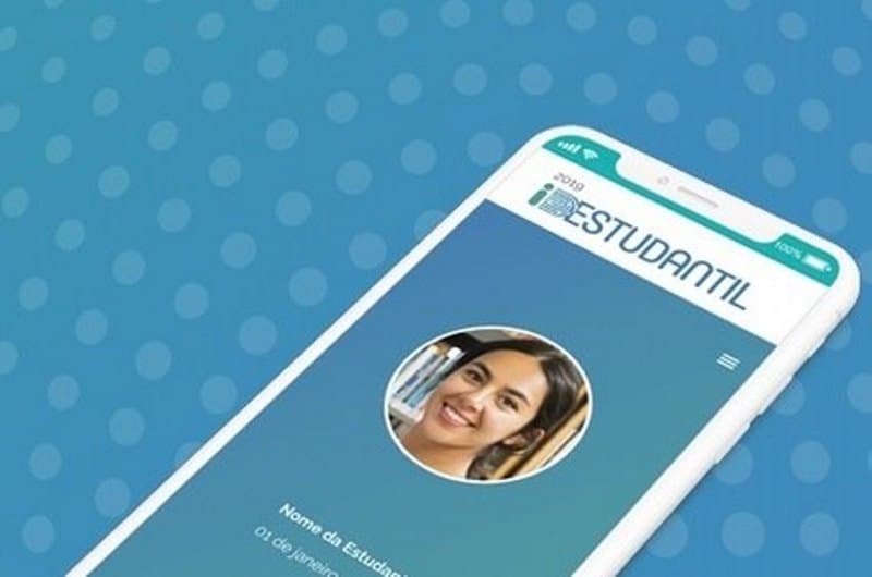 smartphone com rosto de mulher sorrindo