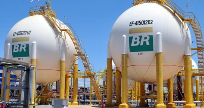 Petrobras reajusta preço da gasolina em 4% nas refinarias