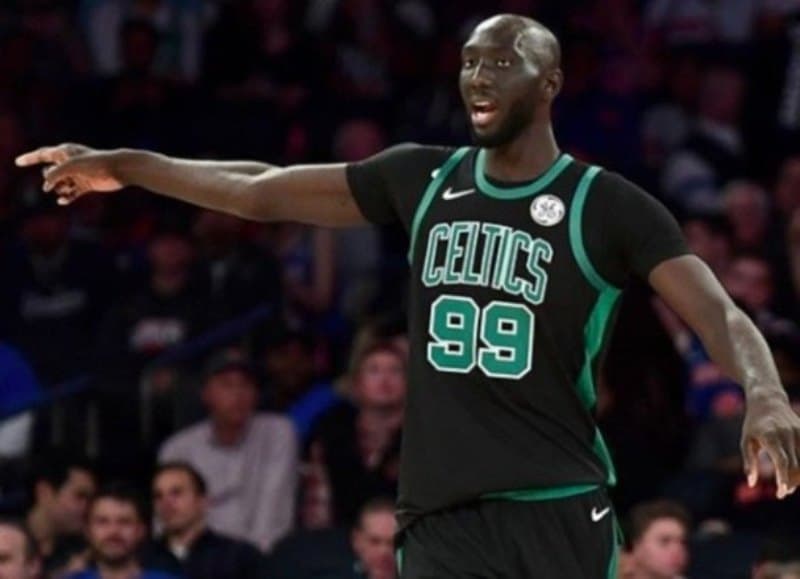 Jogador mais alto da NBA adia estreia... após bater cabeça no teto