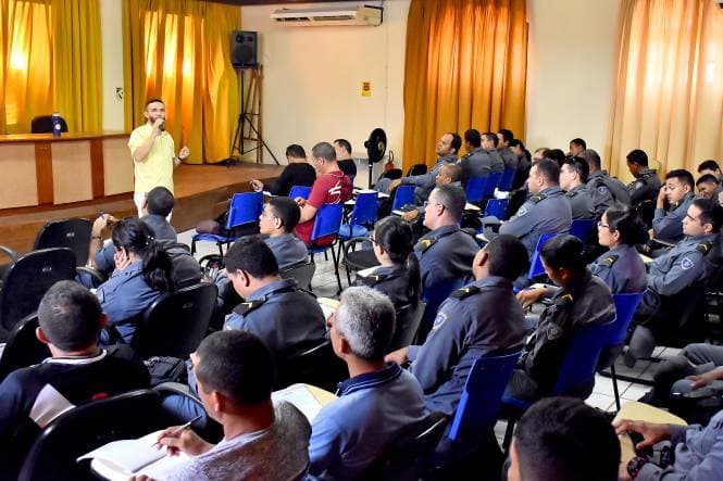 palestra em auditório com policiais