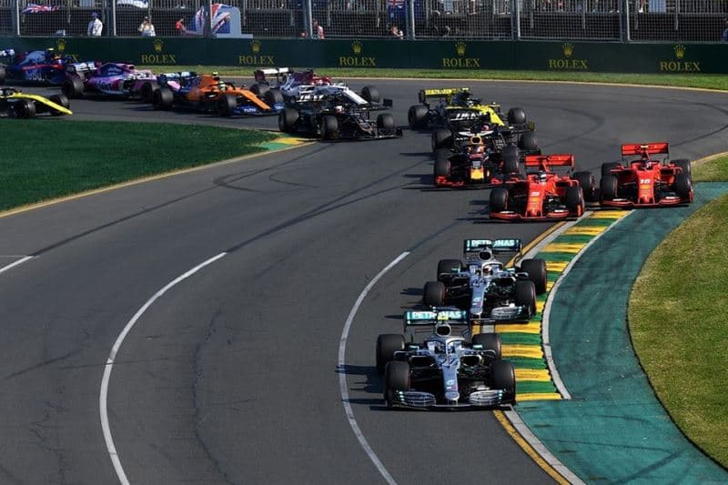 carros de fórmula 1 na pista