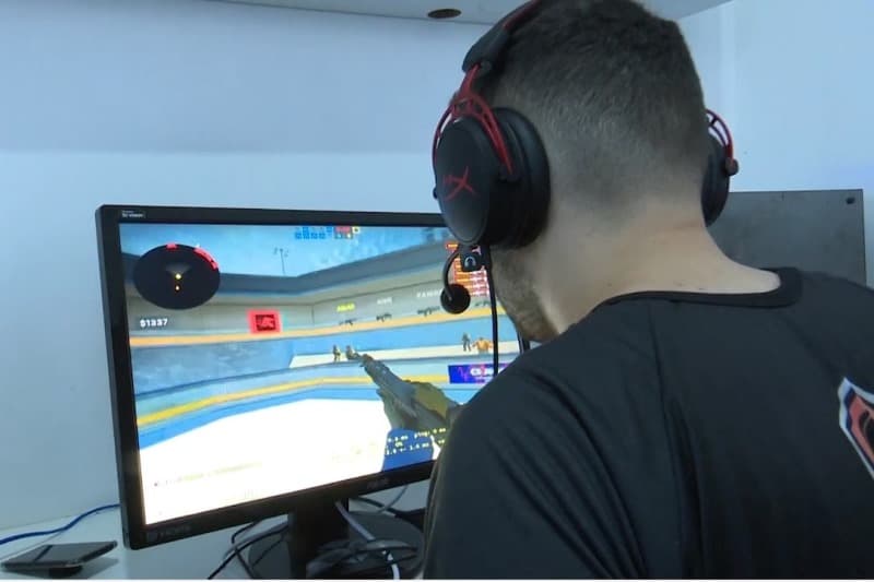 jovem joga videogame