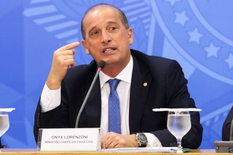 homem fala ao microfone