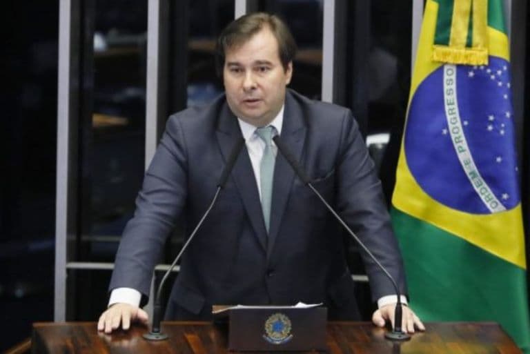 Maia diz que "com diálogo" país construirá solução para vacina