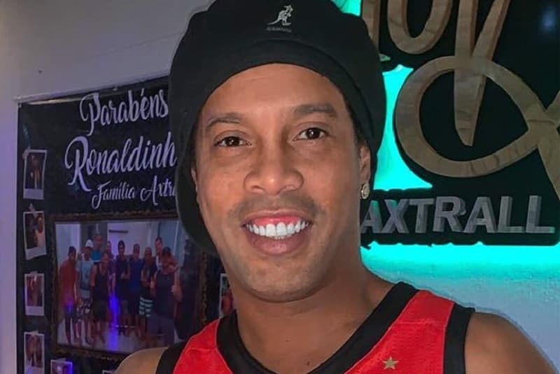 Ronaldinho completa 4 meses preso sem perspectiva de voltar ao Brasil