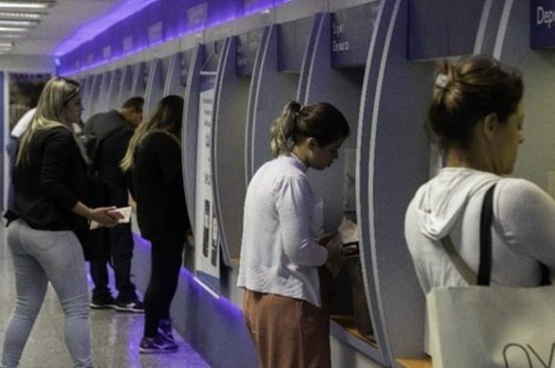 pessoas em caixas eletrônicos