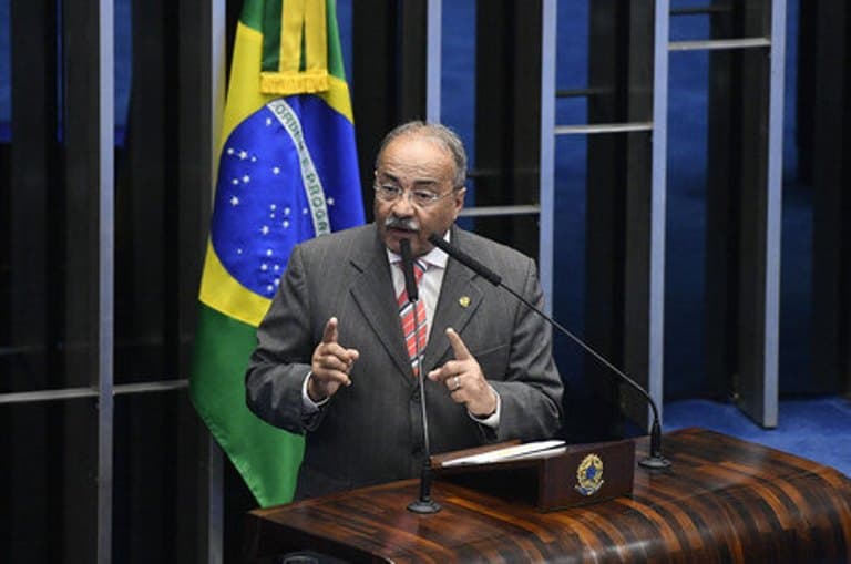 'Decisão mais irracional da minha vida', diz senador pego com dinheiro