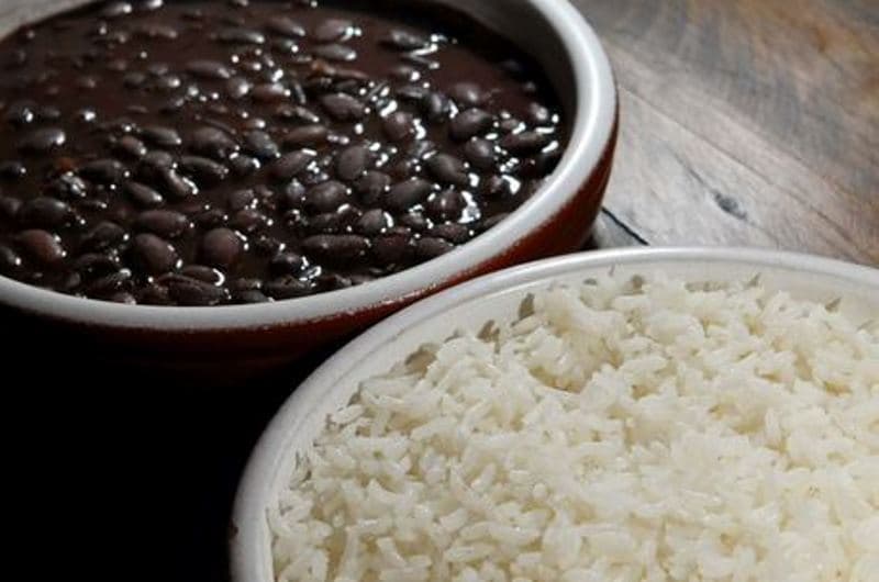 Consumo de arroz e feijão cai, mas segue como base alimentar do Brasil