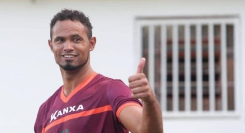 homem acena com a mão