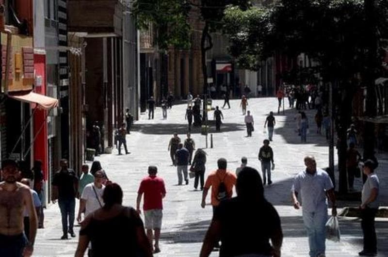 pessoas andam em rua