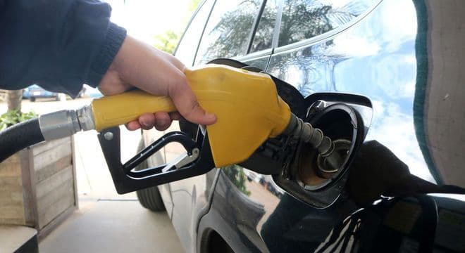 Petrobras anuncia redução de 4% no preço da gasolina