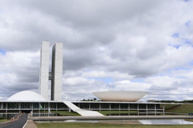 Reforma administrativa deixa de fora parlamentares e juízes