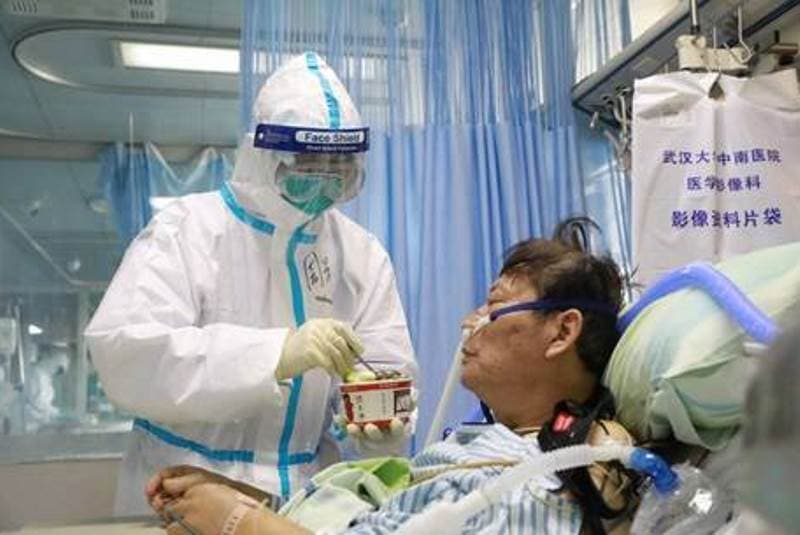 agente de saúde atende paciente em cama de hospital
