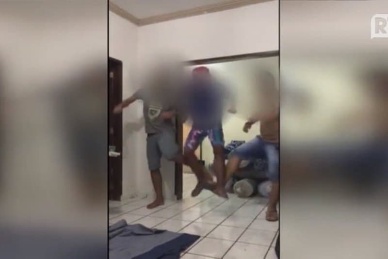 três homens em sala