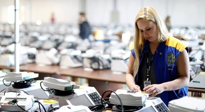 Presidente do TSE quer viabilizar votação pelo telefone celular