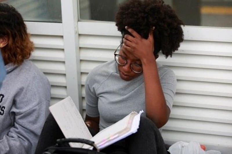 estudantes lêm livros