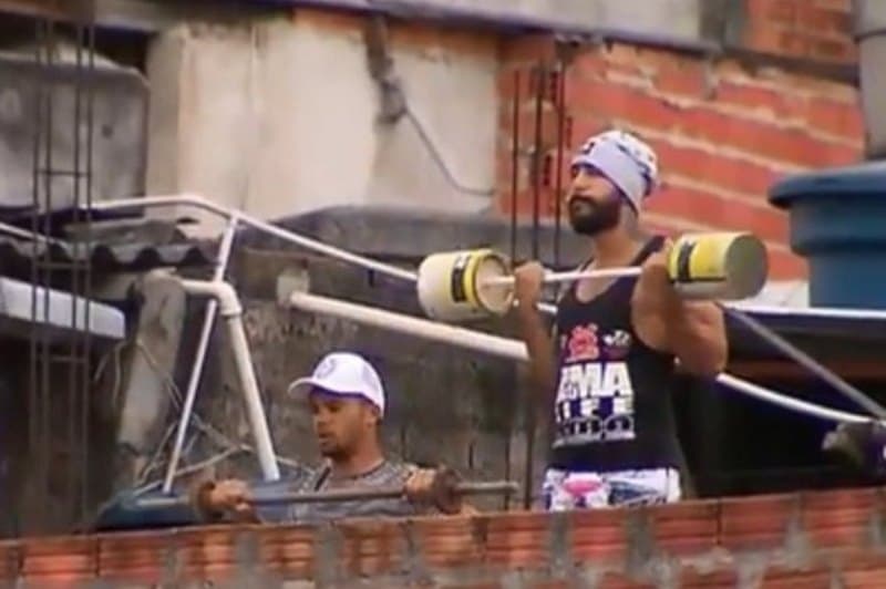 homem carrega halteres