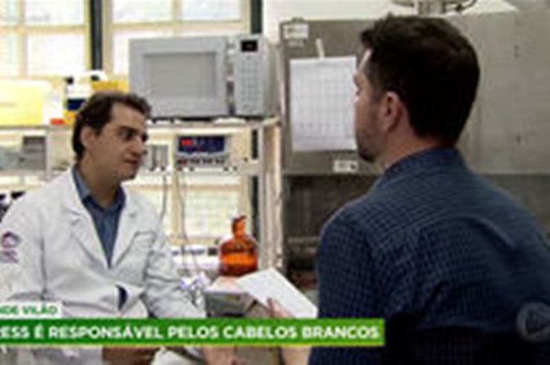 dois homens conversam