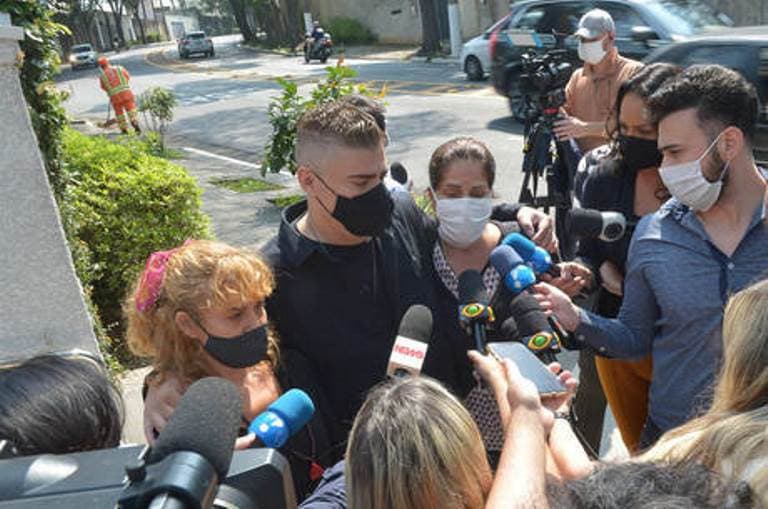 Filhos de Vanusa dão último adeus a cantora em São Paulo