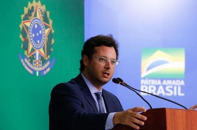 homem fala ao microfone