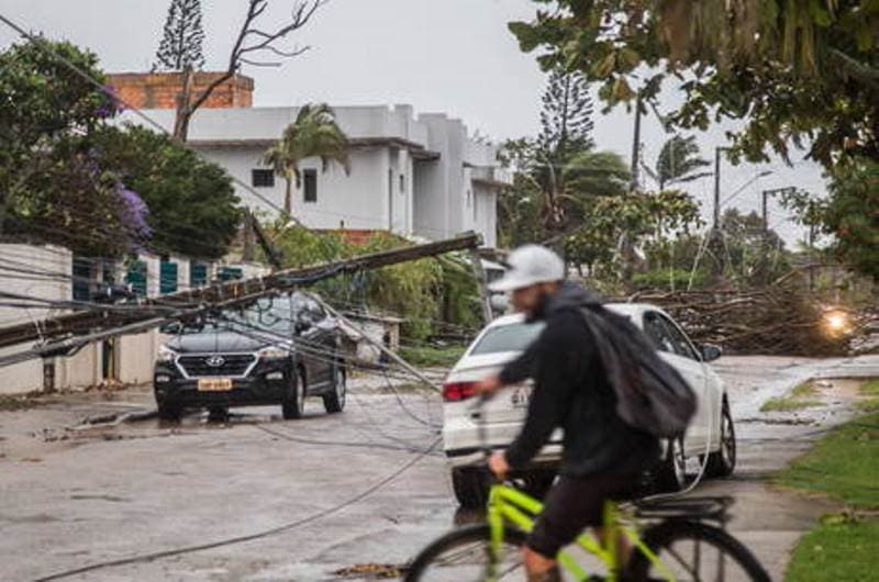 Veja vídeos do ciclone bomba que causou estragos e mortes no Sul