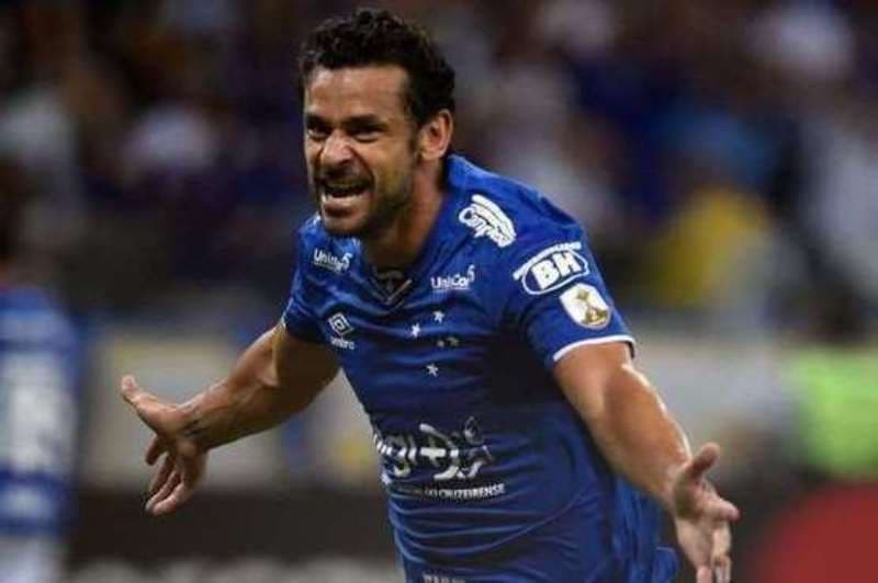jogador de futebol comemora