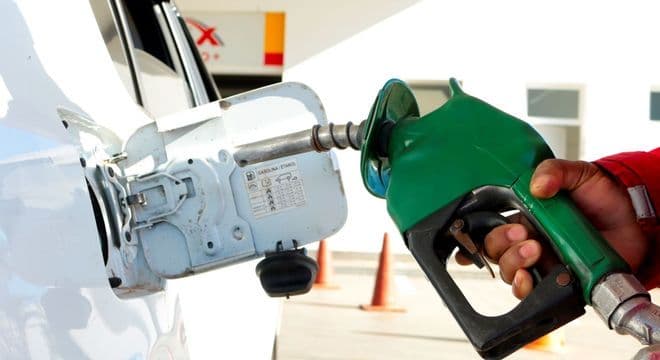 Petrobras reduz preço da gasolina em 2% nesta quinta em refinarias