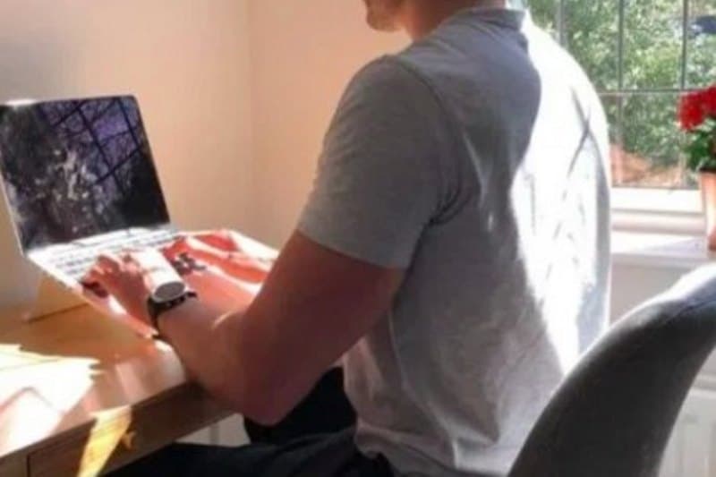 Como melhorar a postura e reduzir a dor nas costas no home office