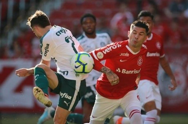 jogadores de futebol disputam bola