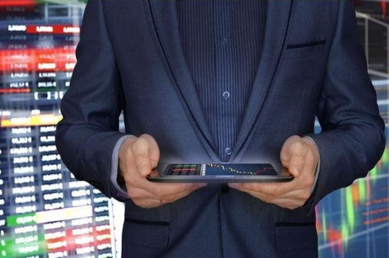 homem segura tablet