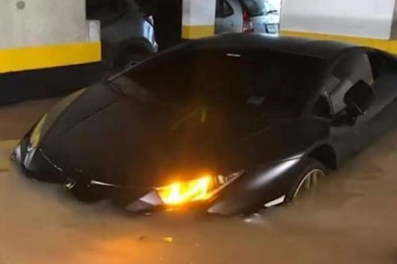 carro submerso