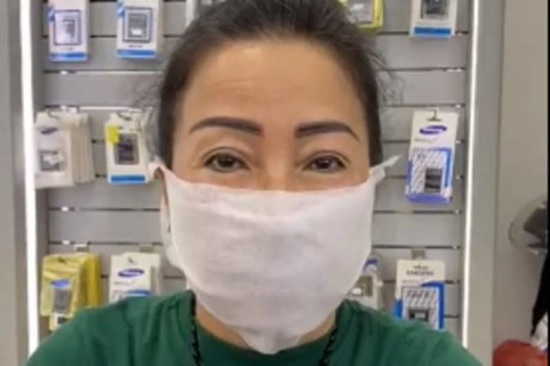mulher usa máscara médica
