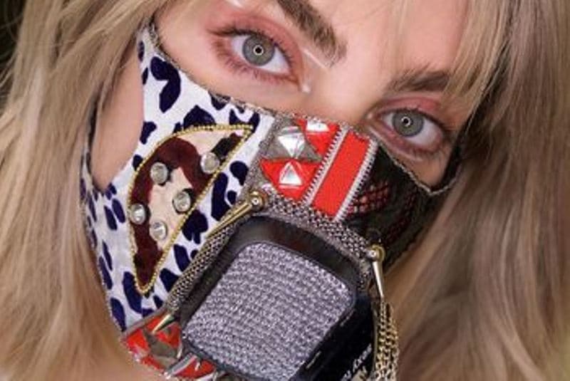 mulher usa máscara médica