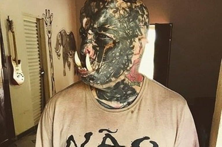 Brasileiro se torna 'Orc' humano com tatuagens e presas de R$ 3 mil