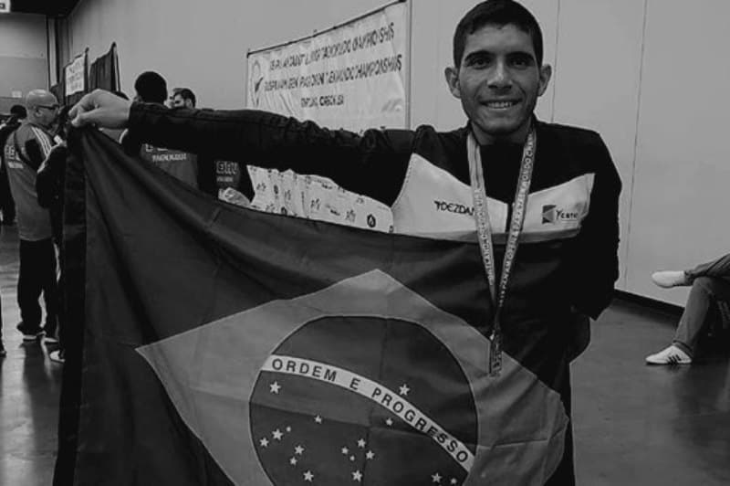 para atleta segura bandeira brasileira