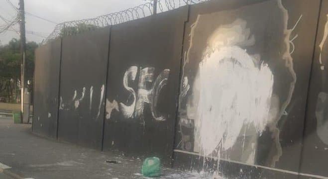Rosto de Diego Maradona é pichado em muro do CT do Santos