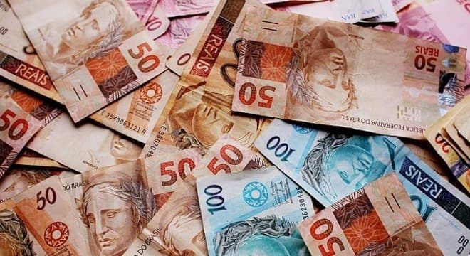 Após rombo recorde, governo prevê saldo positivo primário em outubro