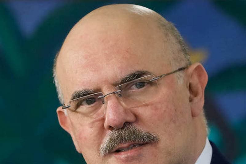 Ministro da Educação é diagnosticado com covid-19