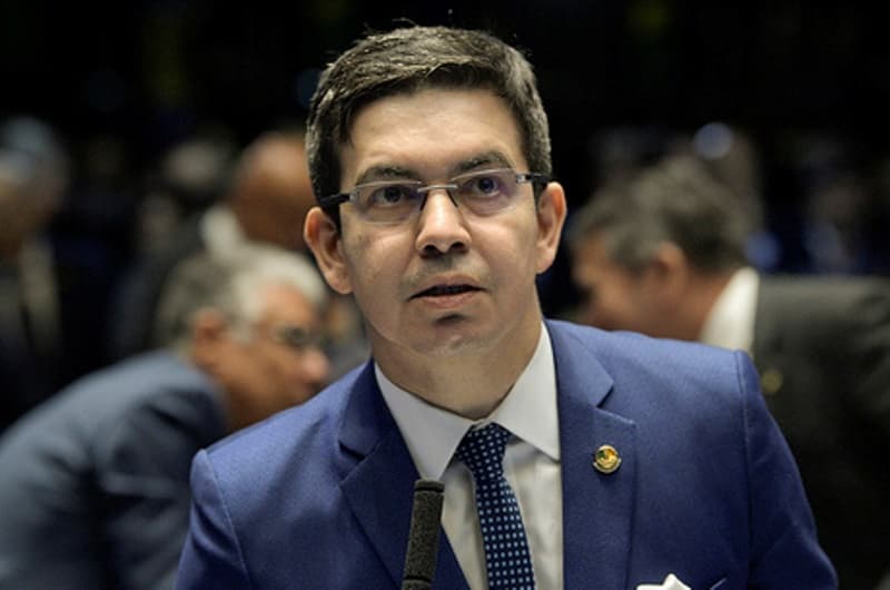 homem fala ao microfone