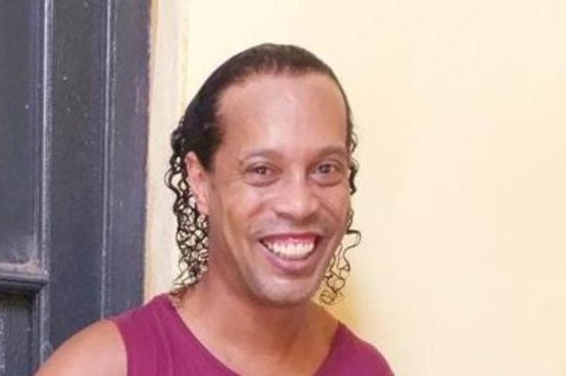 homem sorrindo