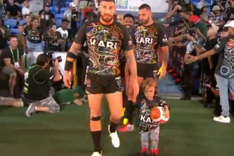 jogadores de rugby entram em campo