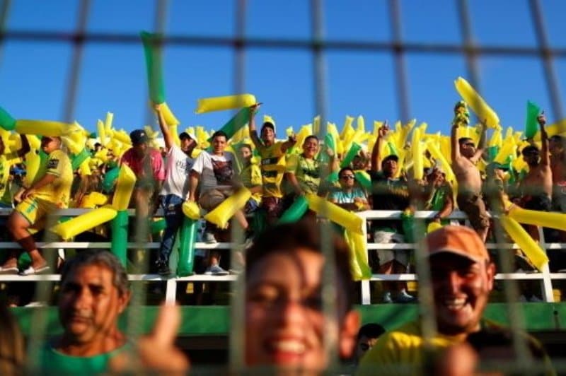 torcedores em arquibancada